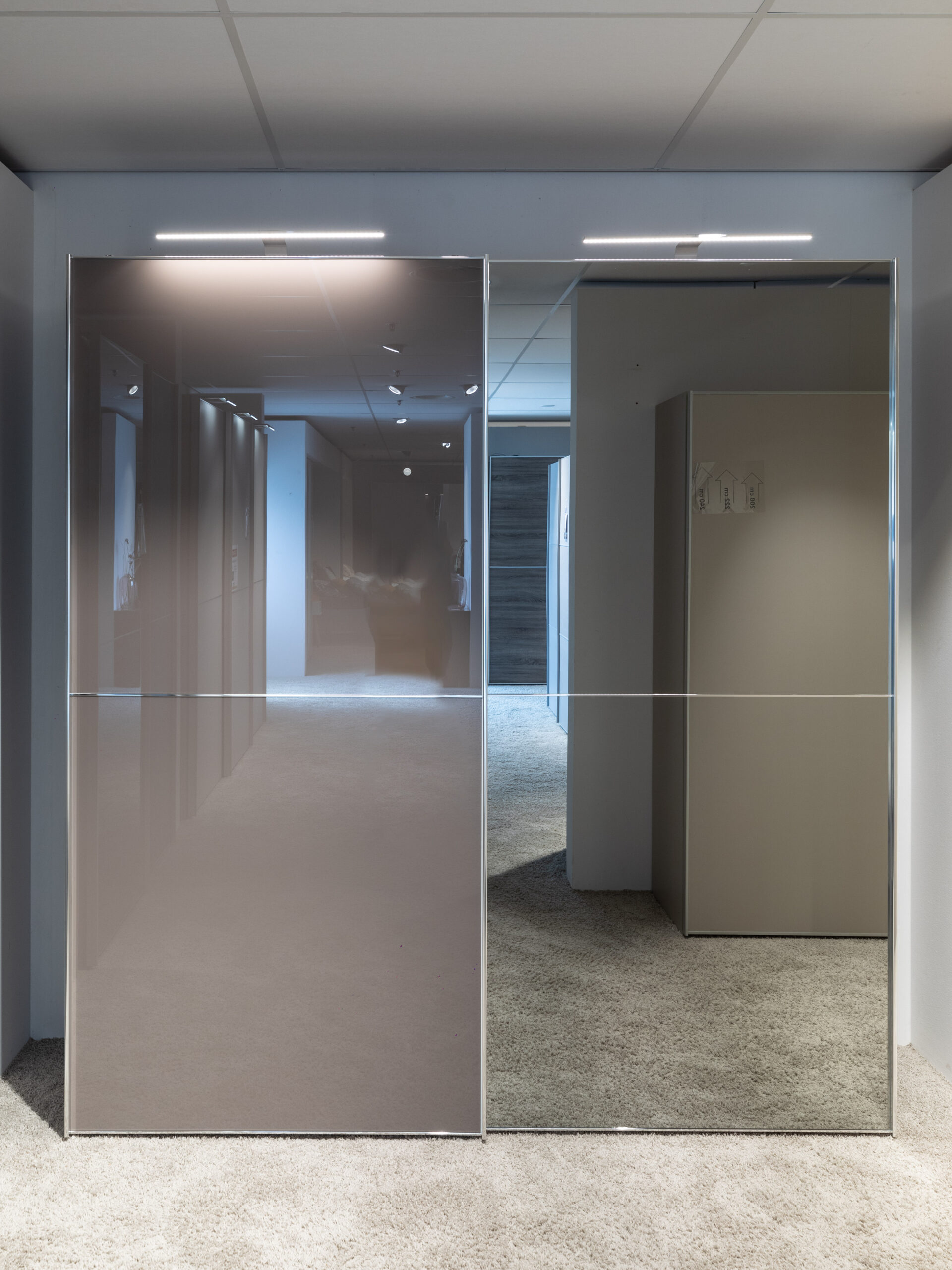 Staud Schuifdeurkast SINFONIE PLUS - inclusief verlichting Grijs Staud Schuifdeurkast SINFONIE PLUS - inclusief verlichting Grijs