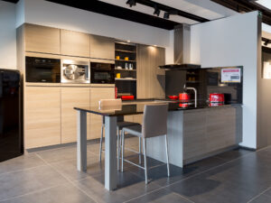Deba Moderne keuken met luxe toestellen en zitgedeelte